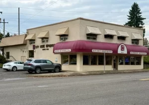 Sandy Blvd Mixed Use Retail Showroom with 2 apartments above
